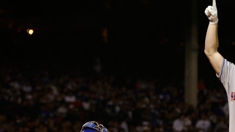 Daniel Murphy pisa el home tras batear jonrón solitario en el tercer inning, para hilvanar cinco partidos volándose la barda.