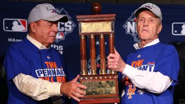 Saul Katz (izq.) y Fred Wilpon, dueños principales de los Mets, viven sus mejores días tras años de angustia financiera. Aquí con el trofeo de campeones de la Liga Nacional.