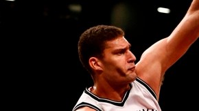 Jimmy Butler sobre Brook Lopez durante el partido en Barclays Center.