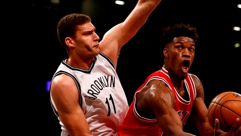 Jimmy Butler sobre Brook Lopez durante el partido en Barclays Center.