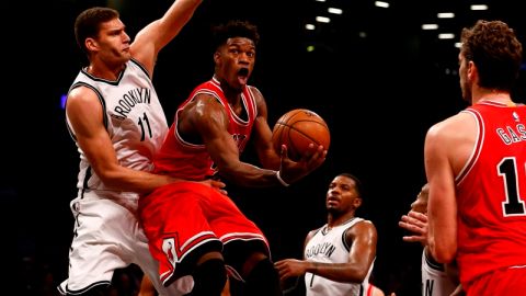Jimmy Butler sobre Brook Lopez durante el partido en Barclays Center.