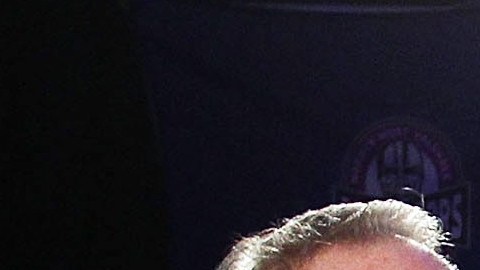 Anthony Muñoz (der.), aquí en un evento de la NFL con Archie Manning, el padre de Peyton y Eli, dedica su tiempo a enseñar el deporte del futbol americano a niños y jóvenes.