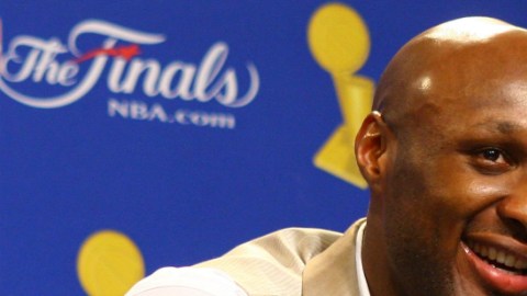 Los ultimos informes apuntan a que Lamar Odom está por fin fuera de peligro.