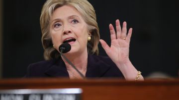 Hillary Clinton testifica ante el Comité de la Cámara de Representantes que investiga el ataque al consulado estadounidense en Bengasi, Libia.