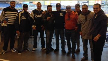 Aficionados latinos en la tribuna de Yankee Stadium.