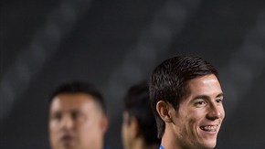 Raúl Gutiérrez (segundo de la der.) dialoga con sus pupilos en la cancha del StubHub.