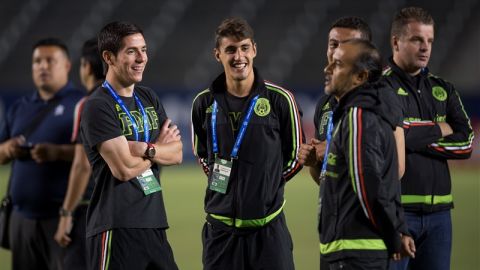 Raúl Gutiérrez (segundo de la der.) dialoga con sus pupilos en la cancha del StubHub.