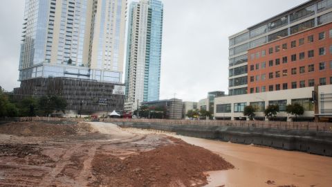 Un sitio en construcción inundado por las lluvias en Austin, Texas.