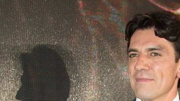 El actor Jorge Salinas no le gustó el comportamiento de un reportero hacia su esposa Elizabeth Álvarez.