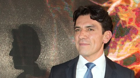 El actor Jorge Salinas no le gustó el comportamiento de un reportero hacia su esposa Elizabeth Álvarez.