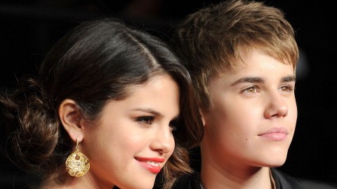 Así de enamorados y felices lucían Selena Gómez y Justin Bieber de novios, hace unos años.