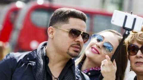 Conviviendo juntos es como se miraba frecuentemente a Larry Hernández, su prometida Kenia Ontiveros y su mamá Manuela en el reality show "Larrymanía".