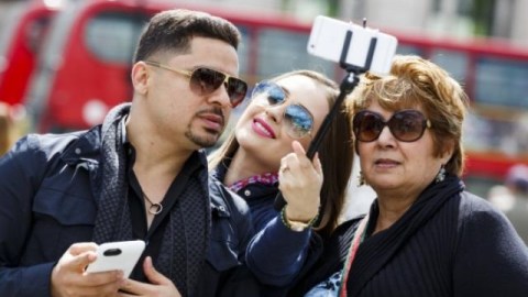 Conviviendo juntos es como se miraba frecuentemente a Larry Hernández, su prometida Kenia Ontiveros y su mamá Manuela en el reality show "Larrymanía".