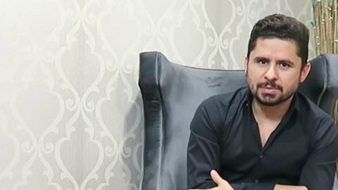 Vestido de negro y con gesto serio, Larry Hernández ha querido dar explicaciones a sus fans.