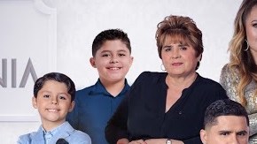 Los hijos , la mamá, la prometida y Larry Hernández son parte de una de las familias más populares de la televisión hispana por su show "Larrymania".