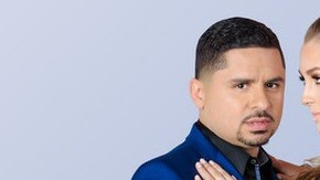 Larry Hernandez y su novia y madre de sus hijas, Kenia Ontiveros, siguen unidos a pesar del lío legal del cantante.