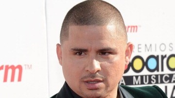 El cantante Larry Hernández supuestamente no tendrá que viajar a Carolina del Sur en calidad de detenido.