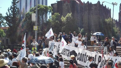 Manifestantes arriban a la Plaza de las Tres Culturas, en Ciudad México.