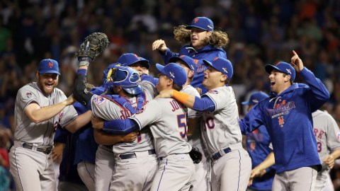 Mets celebran en el Wrigley Field de Chicago tras barrer la serie ante Cachorros y avanzar a la Serie Mundial.
