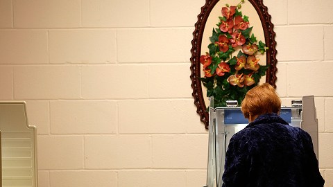 Las mujeres votan más que los hombres, incluyendo las latinas.