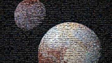 Una vista generada por computadora de Plutón y su gran luna Caronte  compuesta por miles de fotos compartidas en las redes sociales.