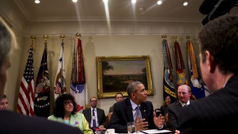 WAS01. WASHINGTON (ESTADOS UNIDOS), 19/10/2015.- El presidente de EE.UU., Barack Obama (c), encabeza una mesa redonda con empresarios para abordar los esfuerzos contra el cambio climático celebrada en la Casa Blanca, Washington, Estados Unidos, el 19 de octubre del 2015. EFE/Aude Guerrucci