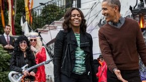 El niño con el disfraz de Papa hizo reir a Obama y a Michelle.