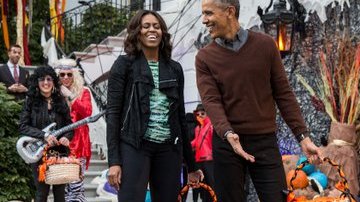 El niño con el disfraz de Papa hizo reir a Obama y a Michelle.
