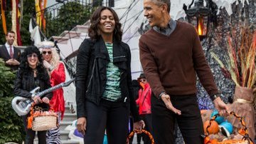 El niño con el disfraz de Papa hizo reir a Obama y a Michelle.