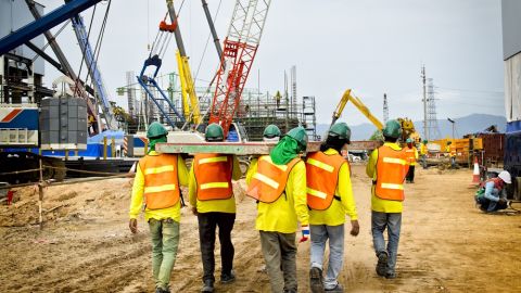 Los contratistas independiente no gozan de los beneficios de los empleados.