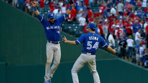 Bautista y Osuna celebran el triunfo ante los Rangers.