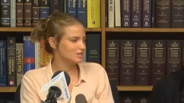 Courtney Wilson y Tylor Guerrero, quienes son pareja sentimental, aseguran haber sido arrestadas por darse un beso un público.