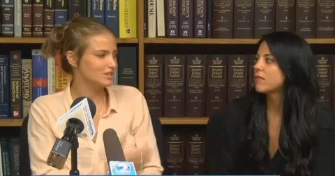 Courtney Wilson y Tylor Guerrero, quienes son pareja sentimental, aseguran haber sido arrestadas por darse un beso un público.
