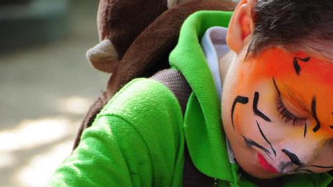 Tenga cuidado con el tipo de maquillaje y pinturas de la cara que le pone a sus hijos este Halloween. Revise de qué están hechos.