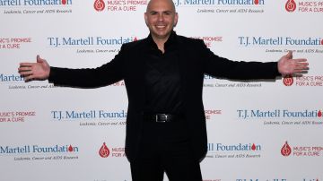 Pitbull solicita a personalidades cubanoamericanas como Jeff Bezos que apoyen a la gente en Cuba.