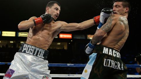 Viktor Postol mantuvo a distancia a Lucas Matthysse con su largo jab de izqueirda.