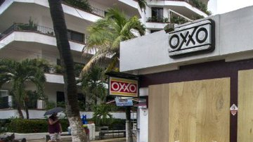 Los negocios han cerrado y se han resguardado en Puerto Vallarta ante la llegada del huracan Patricia.