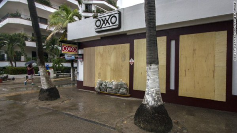 Los negocios han cerrado y se han resguardado en Puerto Vallarta ante la llegada del huracan Patricia.