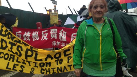 Norma Ramírez participa en la protesta por su vecindario.