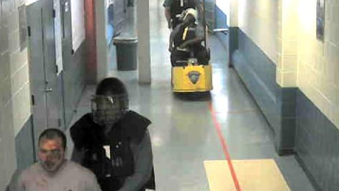 Video de seguridad que sirve de evidencia en el caso de dos guardias de la cárcel de Rikers Island que golpearon brutalmente a un prisionero.