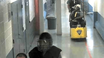Video de seguridad que sirve de evidencia en el caso de dos guardias de la cárcel de Rikers Island que golpearon brutalmente a un prisionero.