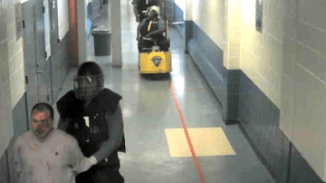 Video de seguridad que sirve de evidencia en el caso de dos guardias de la cárcel de Rikers Island que golpearon brutalmente a un prisionero.