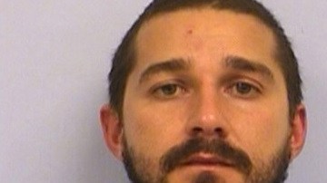 Shia LaBeouf no parece superar su problema con el alcohol y nuevamente es encarcelado por las autoridades por desorden público.