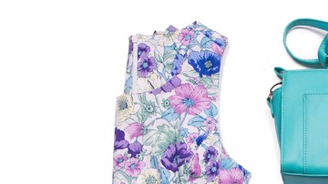 Combinadas con otras prendas de temporada, puedes usar tus shorts y camisetas durante los meses fríos. /Shutterstock