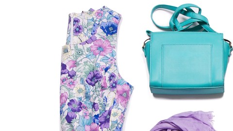 Combinadas con otras prendas de temporada, puedes usar tus shorts y camisetas durante los meses fríos. /Shutterstock