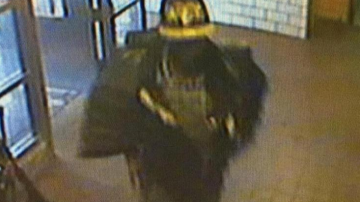 Las autoridades buscan a este hombre identificado como Charles Hudgins, de 42 años, quien presuntamente robó un puesto de tiquetes de la estación Junius St del subway.