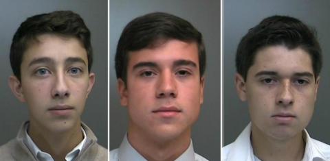 Los tres adolescentes que irrumpieron el sistema de computación de su escuela en el condado de Suffolk para cambiar calificaciones y horarios.
