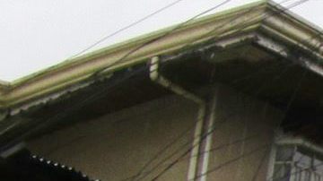 FRM01. Manila (Philippines), 18/10/2015.- A Filipino boy carrying cooked rice in a pot wades through floodwater in San Jose city, Nueva Ecija province, northern Manila, Philippines, 18 October 2015. Typhoon Koppu slammed into the northern Philippines forcing thousands of people to flee their homes amid heavy rains and strong winds that could last up to three days, the disaster relief agency said. Koppu toppled trees and ripped off rooftops, while more than 14,000 people evacuated their homes amid warnings of flash floods and storm surges up to 3 metres. (Inundaciones, Filipinas) EFE/EPA/FRANCIS R. MALASIG