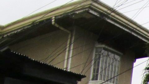 FRM01. Manila (Philippines), 18/10/2015.- A Filipino boy carrying cooked rice in a pot wades through floodwater in San Jose city, Nueva Ecija province, northern Manila, Philippines, 18 October 2015. Typhoon Koppu slammed into the northern Philippines forcing thousands of people to flee their homes amid heavy rains and strong winds that could last up to three days, the disaster relief agency said. Koppu toppled trees and ripped off rooftops, while more than 14,000 people evacuated their homes amid warnings of flash floods and storm surges up to 3 metres. (Inundaciones, Filipinas) EFE/EPA/FRANCIS R. MALASIG