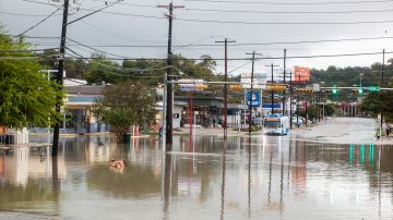 Una calle inundada en Austin, Texas, que recibió fuertes lluvias de la tormenta Patricia antes.